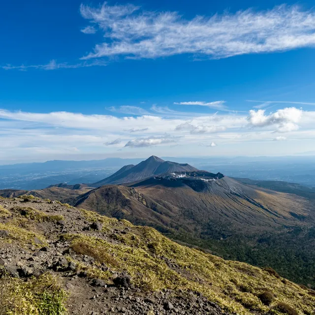 霧島連山の雄大な火山風景 — 韓国岳山頂から望む新燃岳と高千穂峰